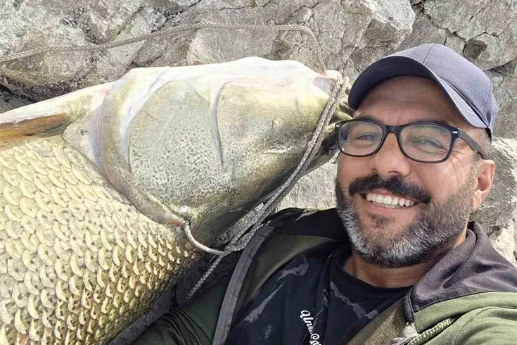 Keban Baraj Gölü’nde 81 kiloluk Fırat turnası yakalandı: Tekneye almak 45 dakika sürdü