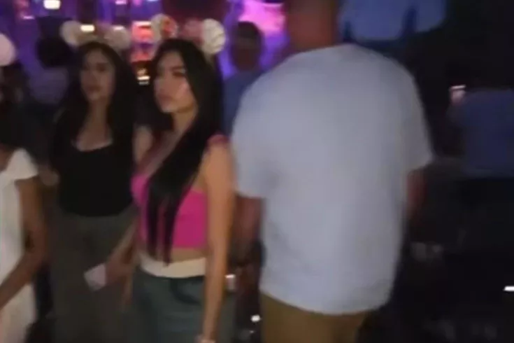Canlı yayın yaparken tacize uğrayan kadın çılgına döndü
