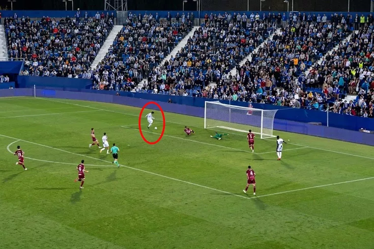 Galatasaray’ın eski yıldızı çıldırtmaya devam ediyor: Boş kaleye kaçırdı, yuhalandı