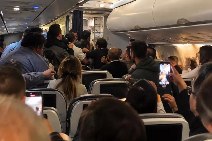 İstanbul uçağında akılalmaz olay Kabin memuru ve kadın yolcuyu ısırdı