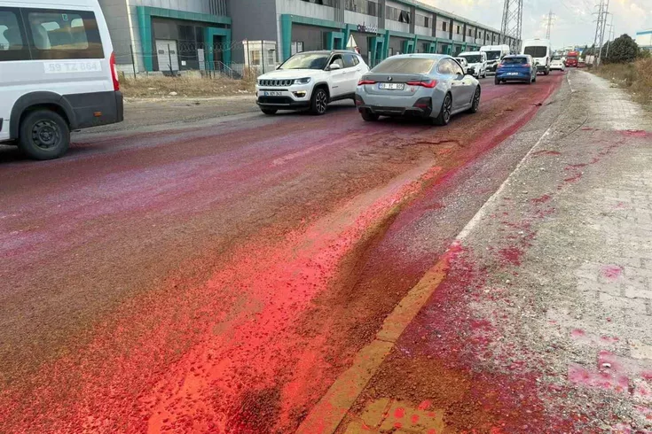 Kapaklı’da tırdan döküldüğü düşünülen boya, yağmurla caddeyi kırmızıya boyadı