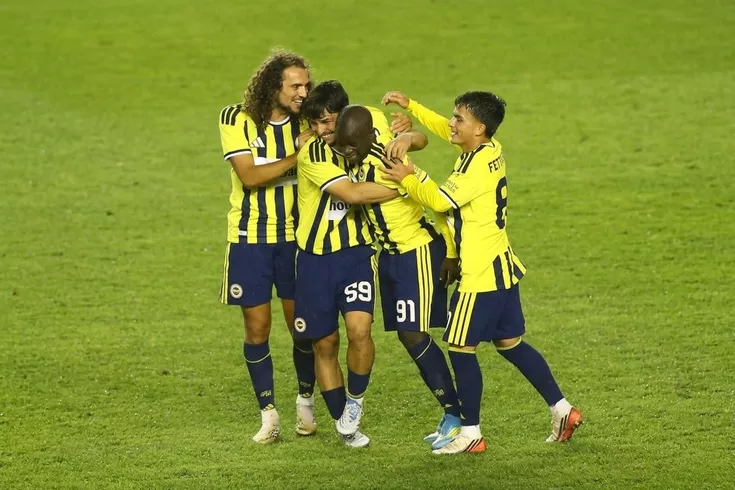 Fenerbahçe, 10 kişi kaldığı maçta 2 golle kazandı
