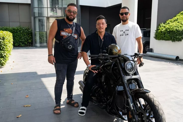 Mesut Özil en sevdiği motoru satışa çıkardı Fiyatı dudak uçuklatıyor
