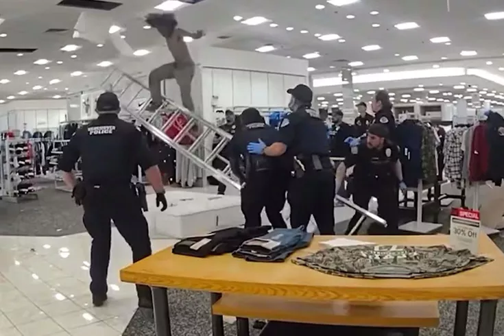 AVM’de tavandan gelen sesler çalışanları da polisi de alarma geçirdi