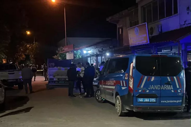 Kavga eden akrabalarını ayırmak isteyen polis memuru canından oldu