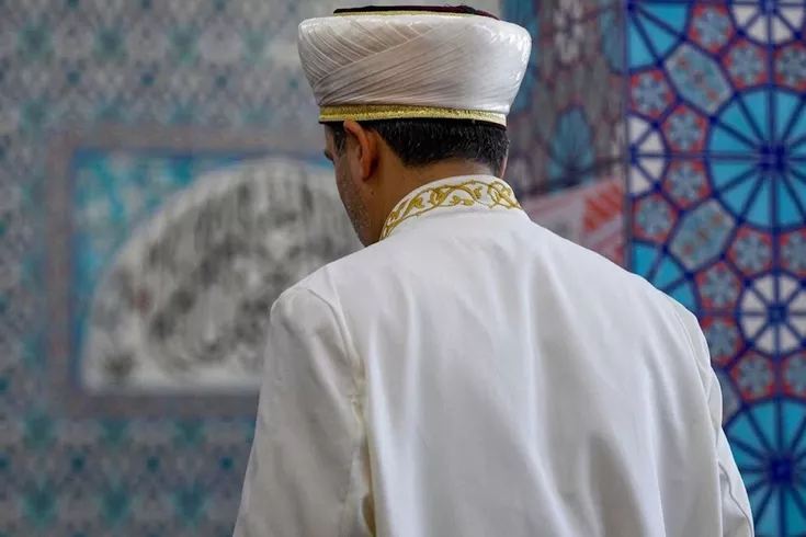 Namaz vaktinde camiye gelmeyen imam, cemaat tarafından mezarlıkta ölü bulundu