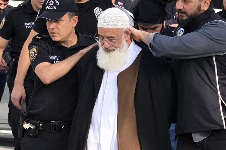 69 yaşındaki yazar, DEAŞ operasyonunda ters kelepçeyle gözaltına alındı Görüntülere soruşturma başlatıldı