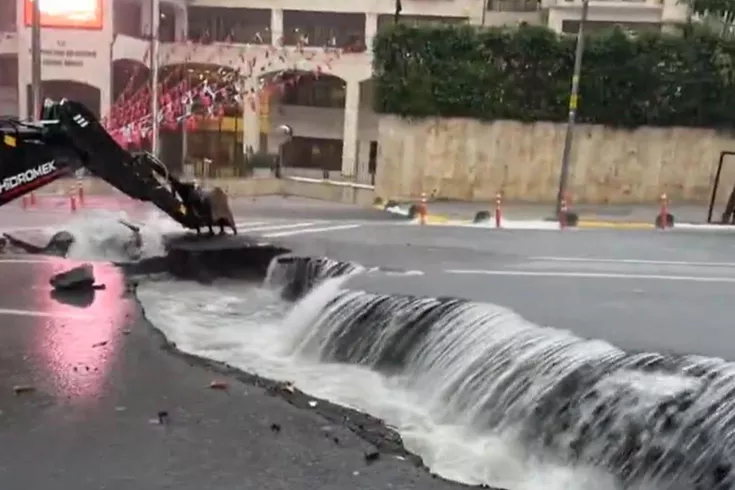 Eyüpsultan Belediyesi önündeki yol sağanak yağış sonrası ikiye ayrıldı