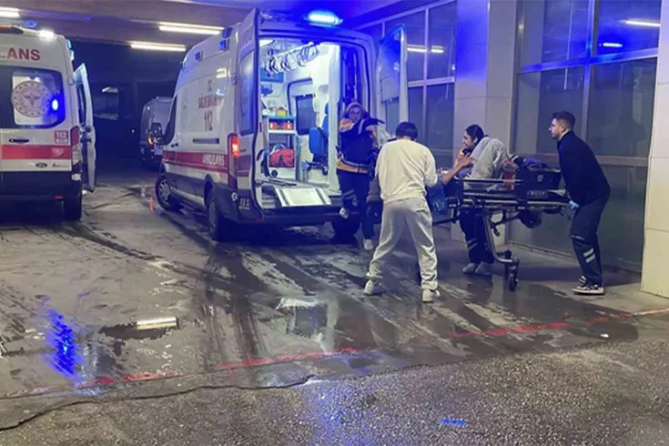 Parkta kan aktı 15 yaşındaki çocuk 2 kişiyi ağır yaraladı