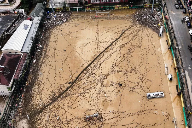 İstanbul’daki sel felaketinde kullanılamaz hale gelen Ayazağa Atatürk Stadı yıkılıyor
