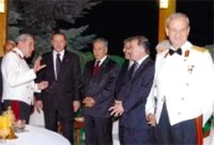 Gözler Devir Teslimde