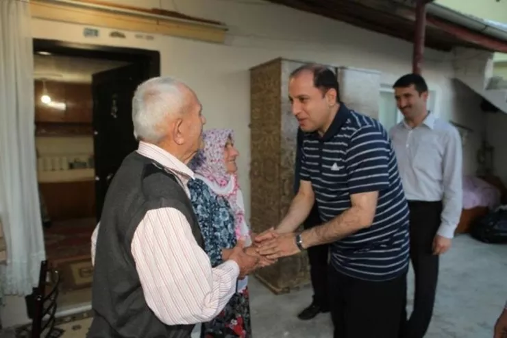Amasya Valisi Çomaktekin\'den Çatkapı İftar