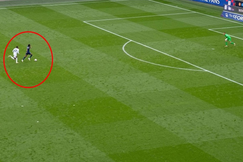Derbide inanılmaz an 90. dakikada gol yememek için yaptığı şeye beğeni yağıyor