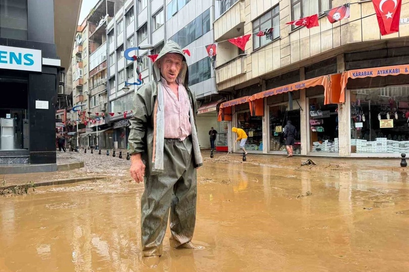 Rize’de İyidere ve Pazar’ı vuran sel, iş merkezlerini sular altında bıraktı