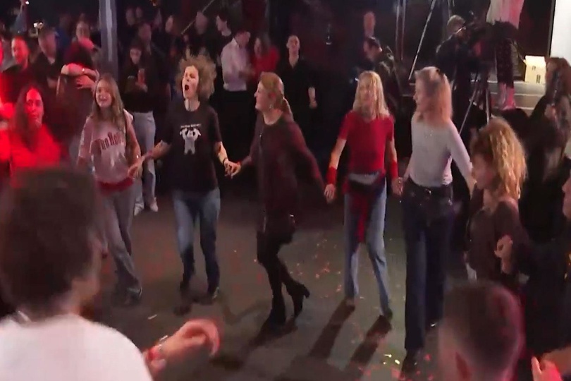 Berlin’de halaylı seçim kutlaması