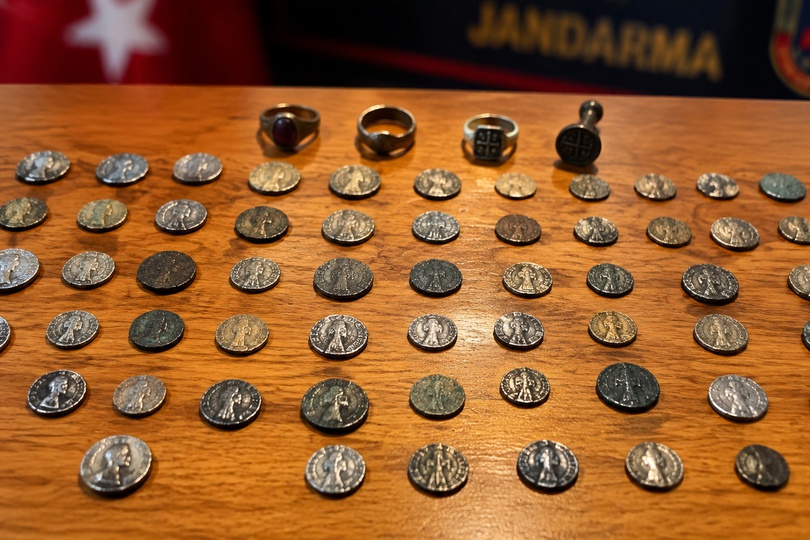 Çatalca’da tarlada bulduğu 52 parça Bizans eseri satmaya çalışan şüpheli yakalandı