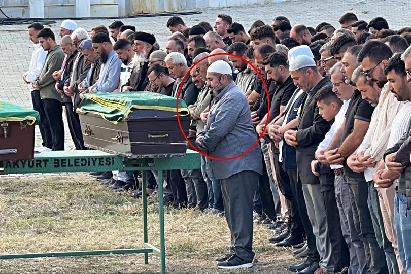 Arkadaşları tarafından katledilen 2 kardeşin cenaze namazını babaları kıldırdı