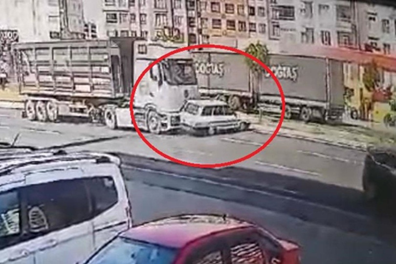 Tırla çarpışan otomobil takla attı Sürücünün durumuna herkes şaşır
