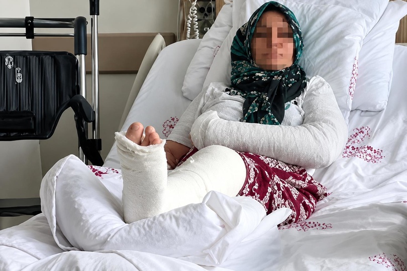 Mersin’de tatlıcıda saldırıya uğrayan 3 çocuk annesi kadının kolu ve bacağı kırıldı