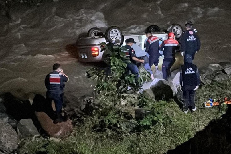 Dereye uçan otomobilde can pazarı Sürücü kurtarılamadı