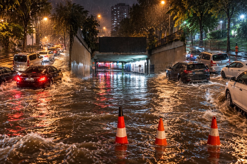 İstanbul’u sağanak esir aldı Alt geçit kapandı, yollar göle döndü