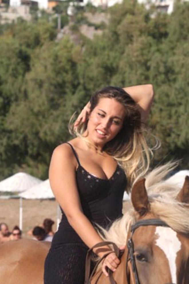 Ahu Tuğba’nın Kızına Büyük Onur Son Dakika Magazin