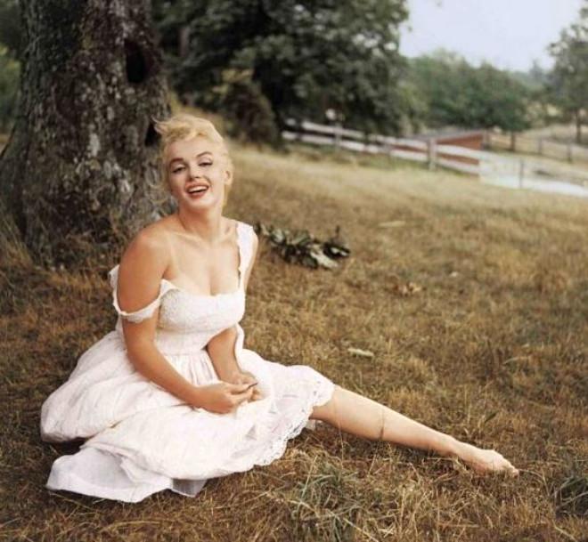 Summer monroe. Summer monroe. Популярная книга про лето. Мэрилин монро. Настоящее имя мэрилин монро.