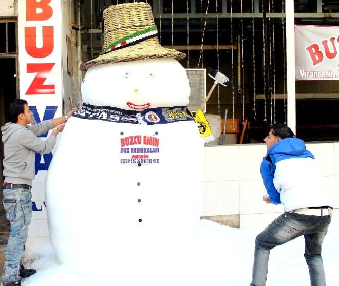 Ozel Haber Kar Yagmayan Mersin De 3 Metrelik Kardan Adam Yaptilar Son Dakika