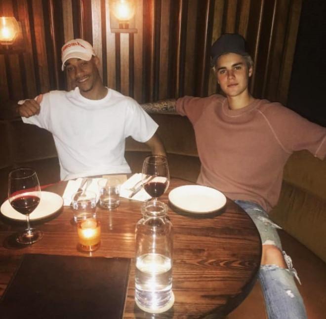 Justin Bieberın kulisteki odası için gümüş çatal bıçak, aralarında zambak olmayan gerçek çiçekler...
