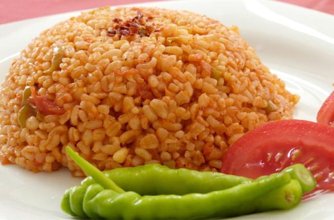 Hindi eti ve bulgur pilavı yiyin
