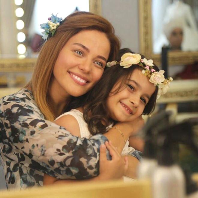 Üvey Baba’nın Lamia’sı Büyüdü Şimdi Herkesi Kendine Hayran Bırakıyor