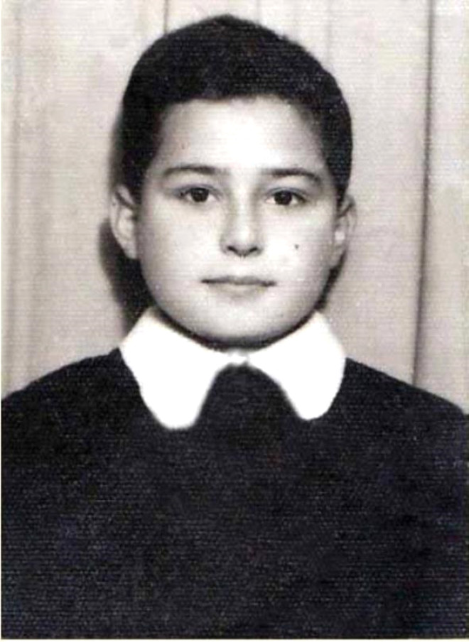 Siyah beyaz karede okul önlüğüyle fotoğraf çektiren çocuk şimdi Türkiyenin en önemli seslerinden biri. Onu tanıyabildiniz mi?