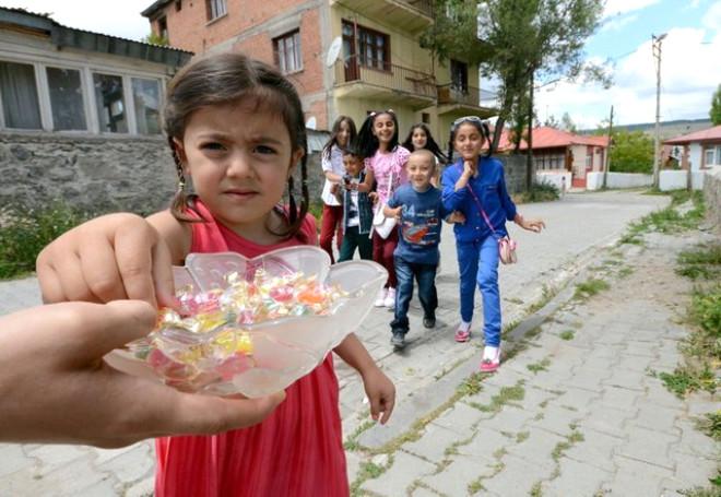 Bir adet cam şeker = 35 kalori = 6 dakika yürüyüş