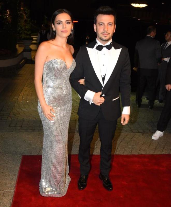 Güzel Oyuncu Derin Yırtmacıyla Şaşı etti Bensu Soral ve Hakan Baş’ın