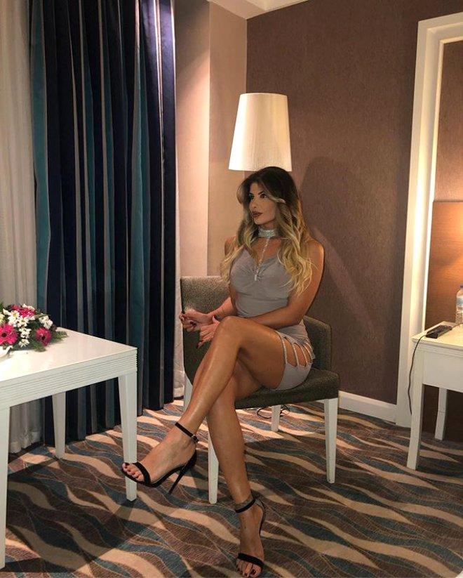 Kalçasını Açan Şarkıcı Hatice’nin Müthiş Değişimi Orijinal Hali Bakın