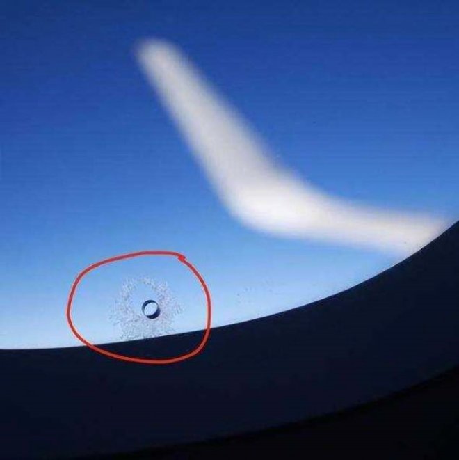 Uçak camlarındaki delikler ne işe yarıyor?