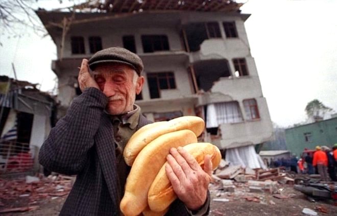  Düzce Depreminde 894 kişi hayatını kaybetti, binlerce kişi evsiz kaldı