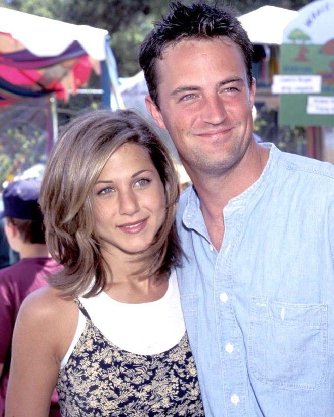 Eğildiği sırada kalçası görünen ünlü oyuncu Matthew Perry ...