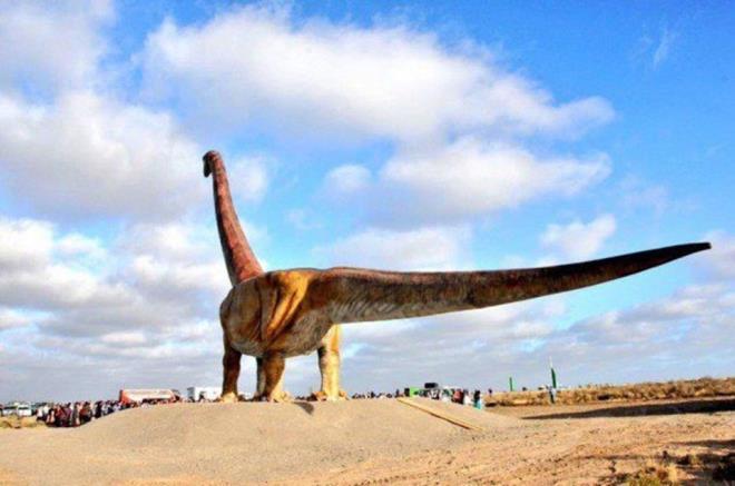 Arjantinde yer alan gerçek boyutlu Patagotitan heykeli
