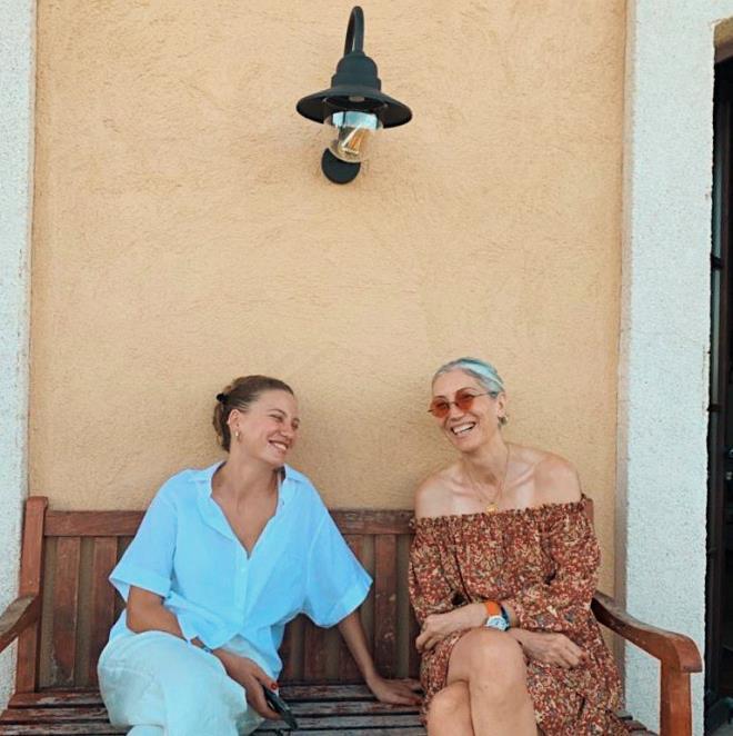 Serenay Sarıkaya ve annesi