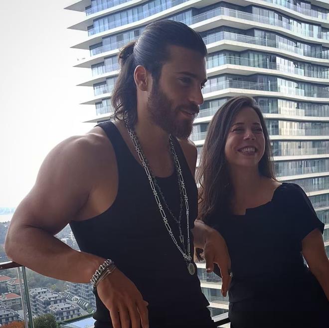 Can Yaman ve annesi