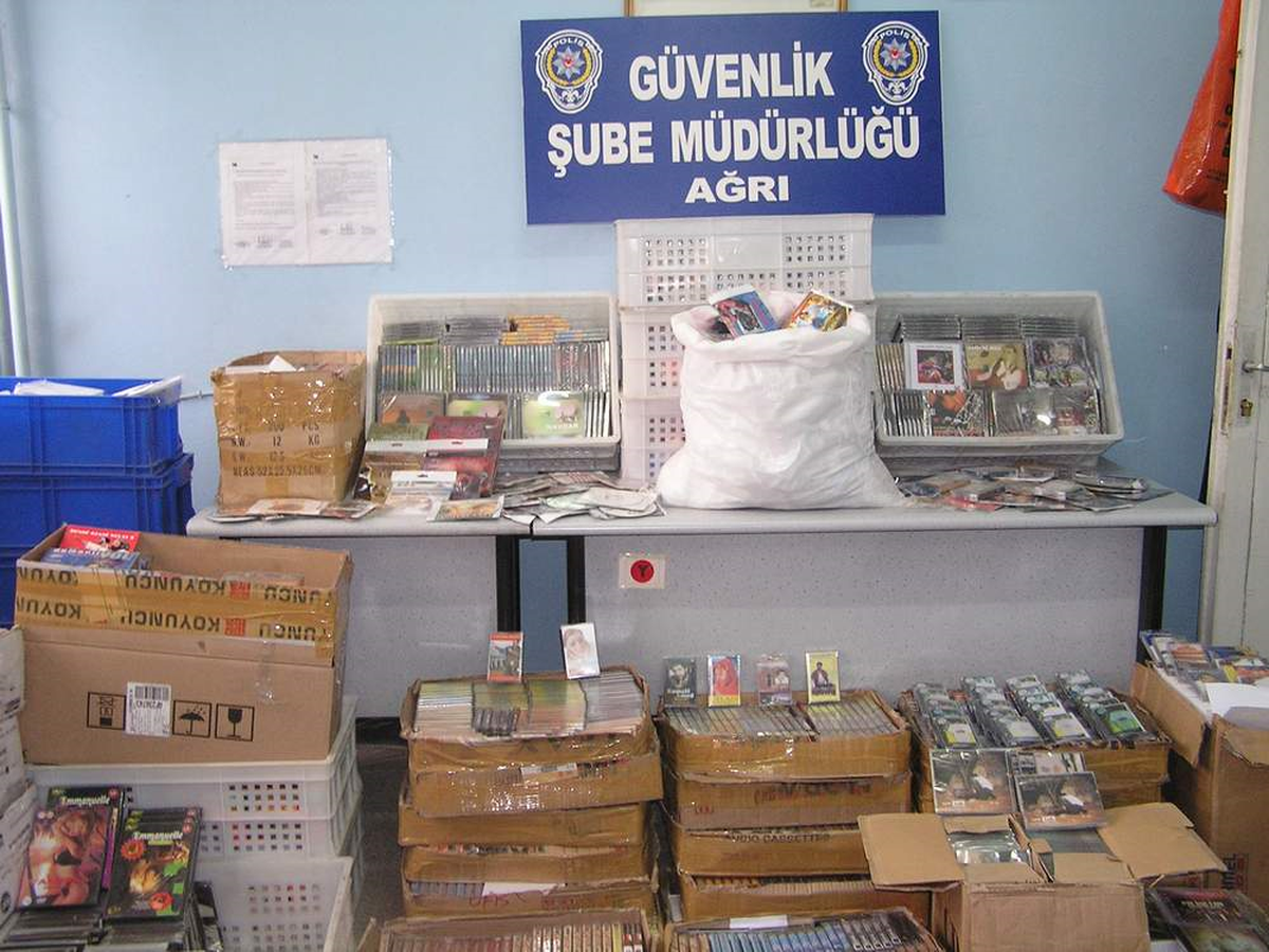 Ağrı: Ağrı\'da Kaçak Cd Operasyonu