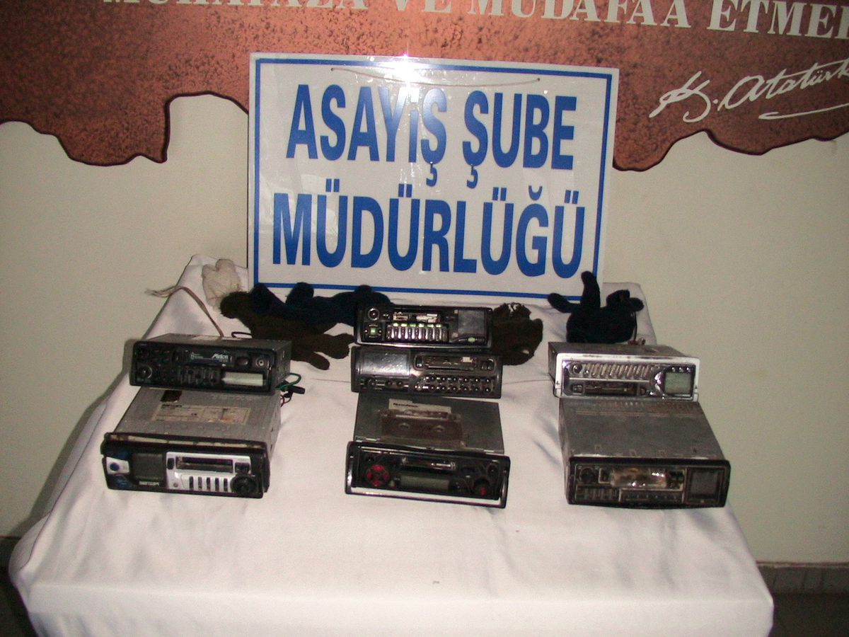 Şanlıurfa'da Otomobillerden Teyp Hırsızlığı