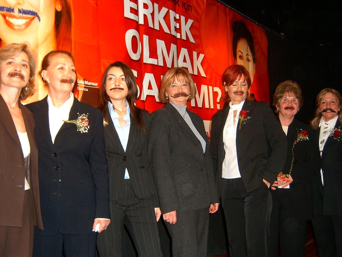 Ka-derli Kadınlar Bıyık Taktı