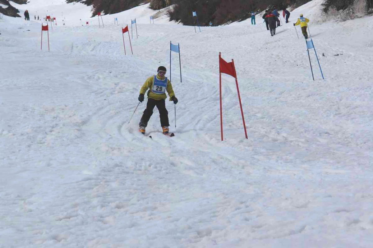 Nisan Ayında Kayak Yarışması