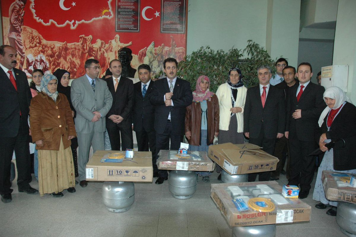 Hakkari Valiliği\'nden 400 Aileye Set Üstü Ocak ve Tüp Yardımı