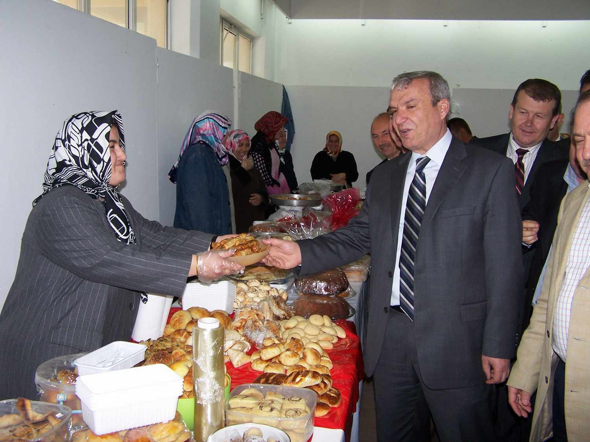 Bandırma\'da İhtiyaç Sahibi Öğrenciler İçin Kermes Açıldı