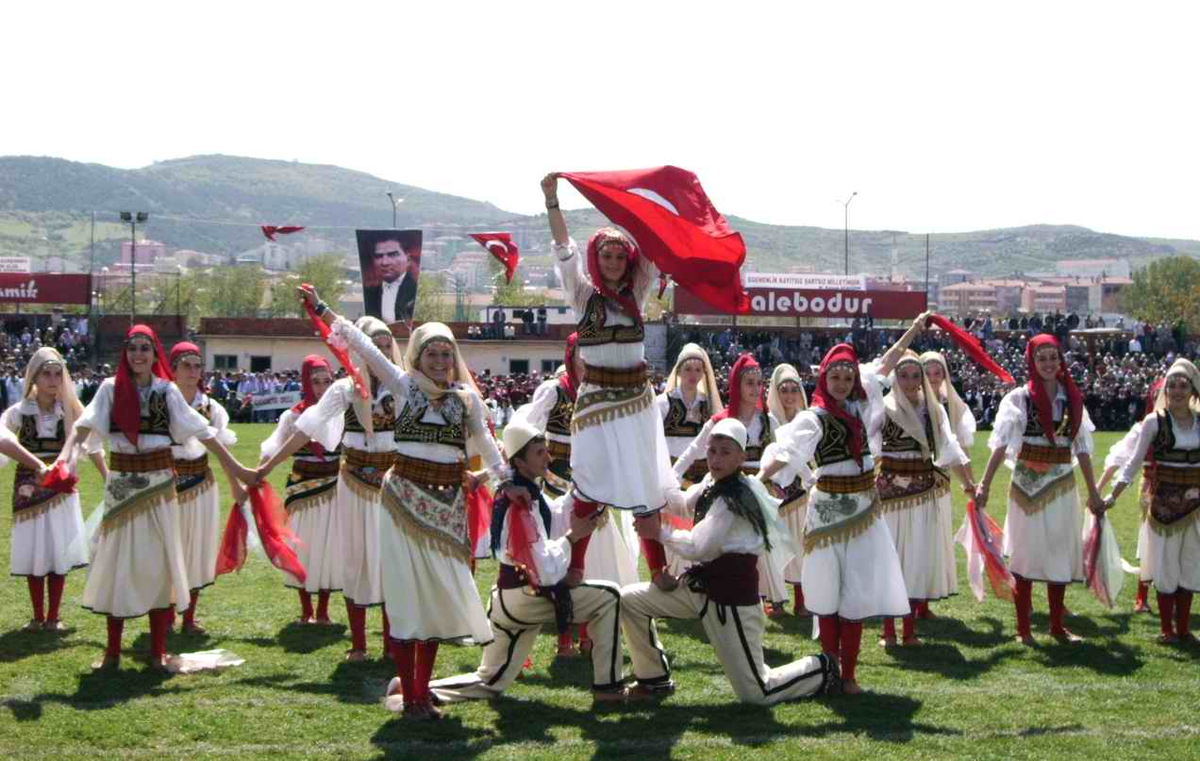 Polonya ve Makedonya Halk Dansları Ekibi Çan'daki 23 Nisan Törenlerine Katıldı