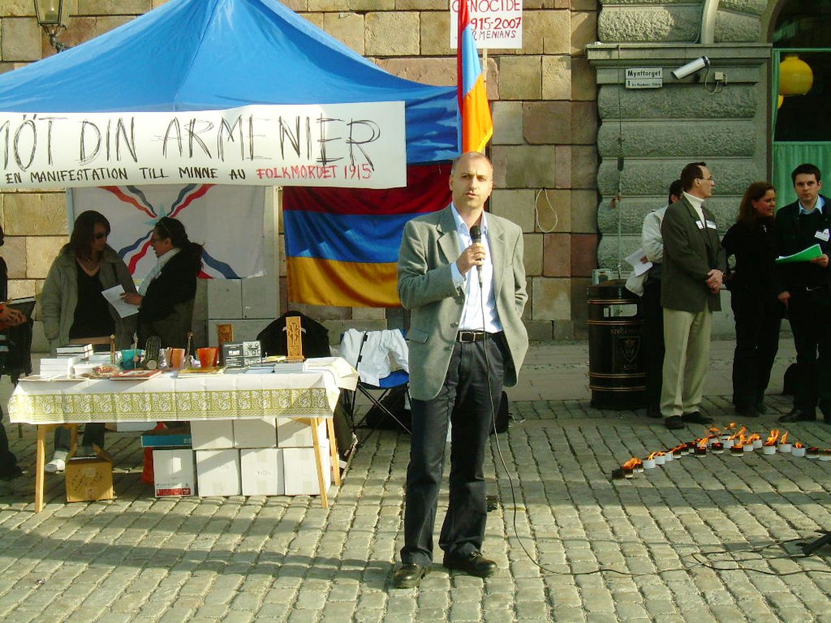 Ermeniler İsveç Parlamentosu Önünde Gösteri Düzenledi