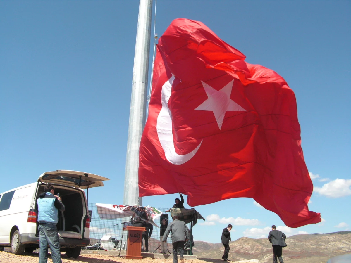 Kırıkkale\'de Dev Türk Bayrağı